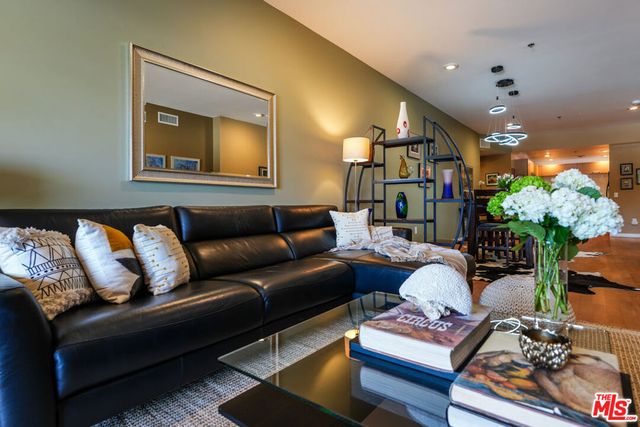 5016 Bakman Avenue 401, North Hollywood, CA 91601