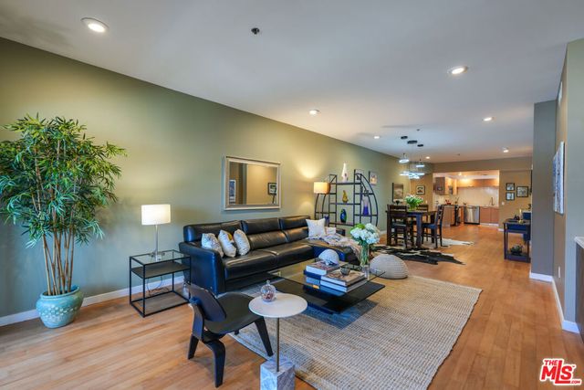 5016 Bakman Avenue 401, North Hollywood, CA 91601