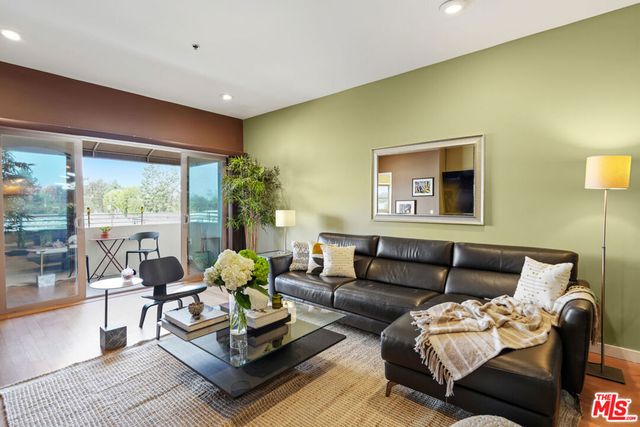 5016 Bakman Avenue 401, North Hollywood, CA 91601