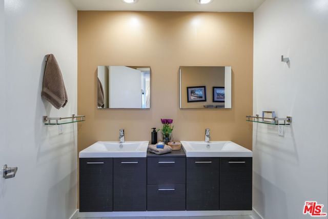 5016 Bakman Avenue 401, North Hollywood, CA 91601