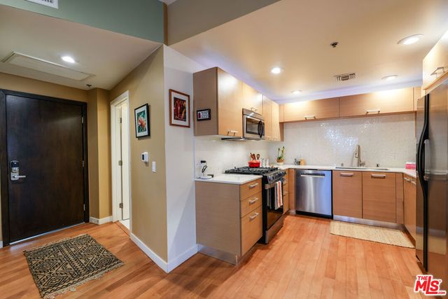 5016 Bakman Avenue 401, North Hollywood, CA 91601