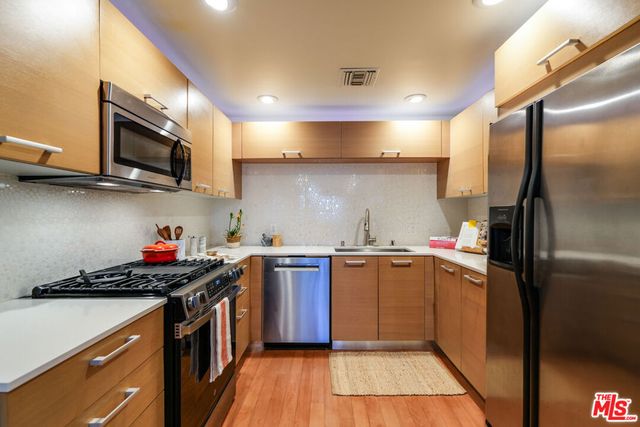 5016 Bakman Avenue 401, North Hollywood, CA 91601