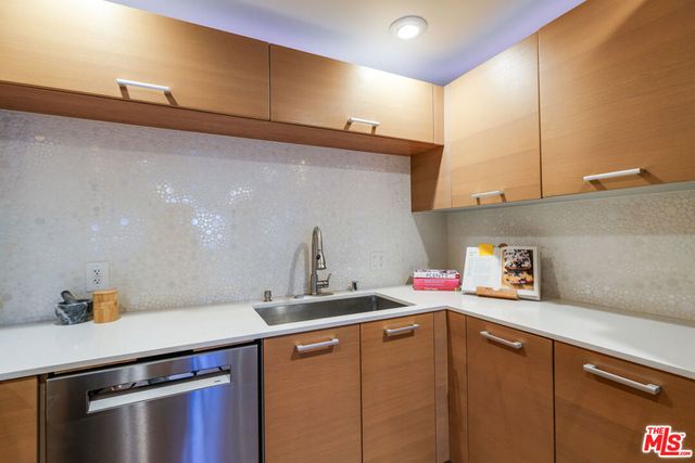 5016 Bakman Avenue 401, North Hollywood, CA 91601