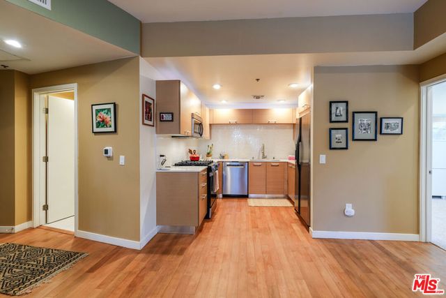 5016 Bakman Avenue 401, North Hollywood, CA 91601