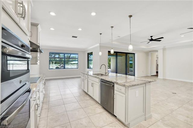 1621 Songbird CT, Naples, FL 34120