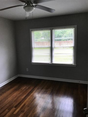 2702 N Camp Circle, La Marque, TX 77568