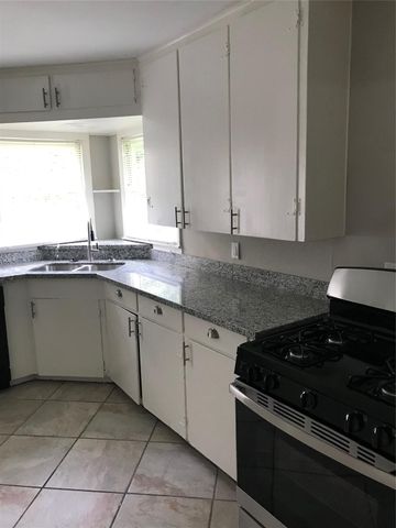 2702 N Camp Circle, La Marque, TX 77568