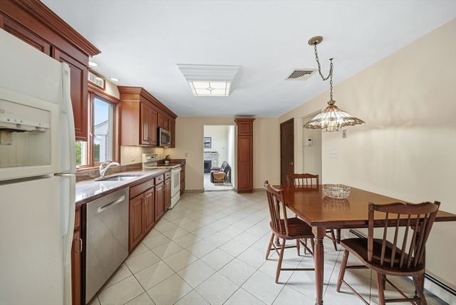 12 Thomas Cir, Stoneham, MA 02180