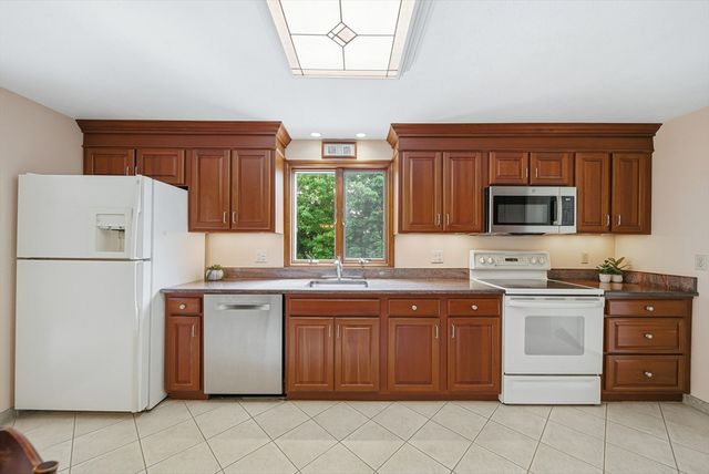 12 Thomas Cir, Stoneham, MA 02180