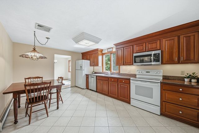 12 Thomas Cir, Stoneham, MA 02180