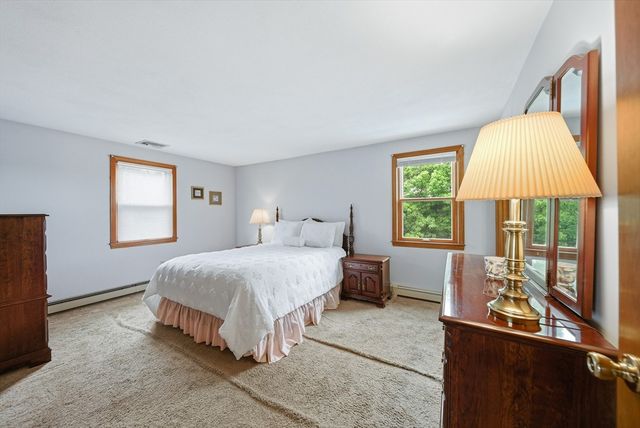 12 Thomas Cir, Stoneham, MA 02180