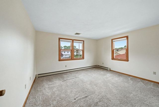 12 Thomas Cir, Stoneham, MA 02180
