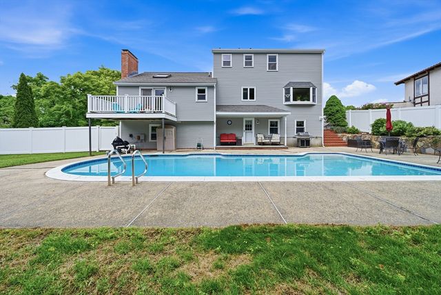12 Thomas Cir, Stoneham, MA 02180