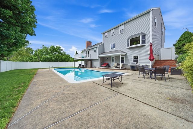 12 Thomas Cir, Stoneham, MA 02180