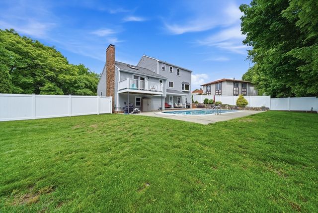 12 Thomas Cir, Stoneham, MA 02180