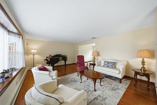 12 Thomas Cir, Stoneham, MA 02180