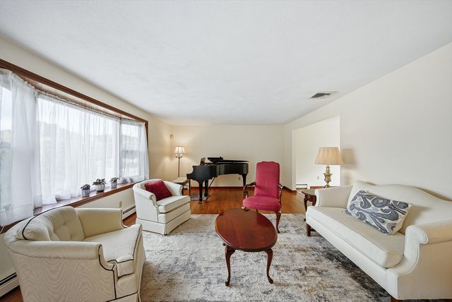 12 Thomas Cir, Stoneham, MA 02180