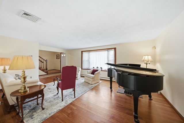 12 Thomas Cir, Stoneham, MA 02180