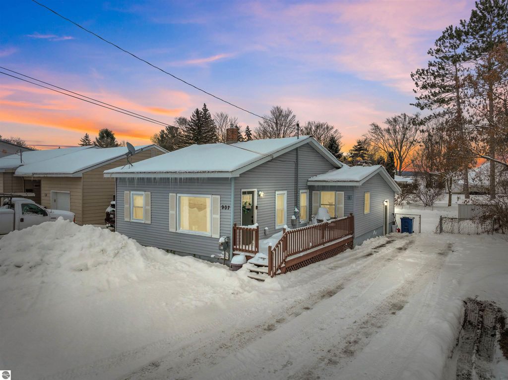 Image 10 of property listing at 907 Chestnut Street, Cadillac, MI 49601