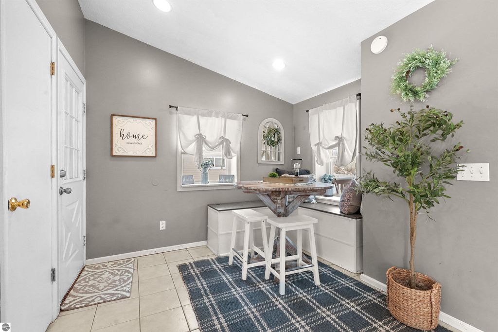 Image 12 of property listing at 907 Chestnut Street, Cadillac, MI 49601