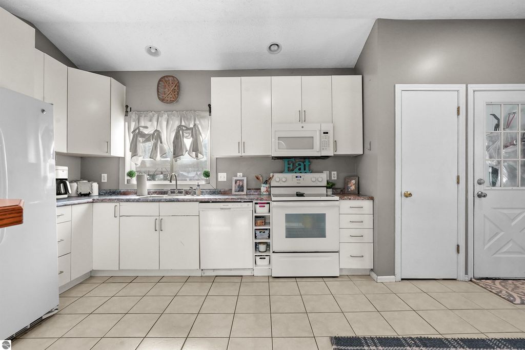 Image 15 of property listing at 907 Chestnut Street, Cadillac, MI 49601