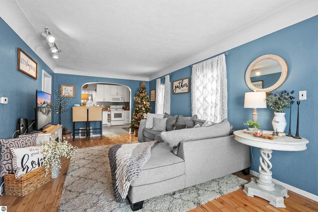 Image 18 of property listing at 907 Chestnut Street, Cadillac, MI 49601