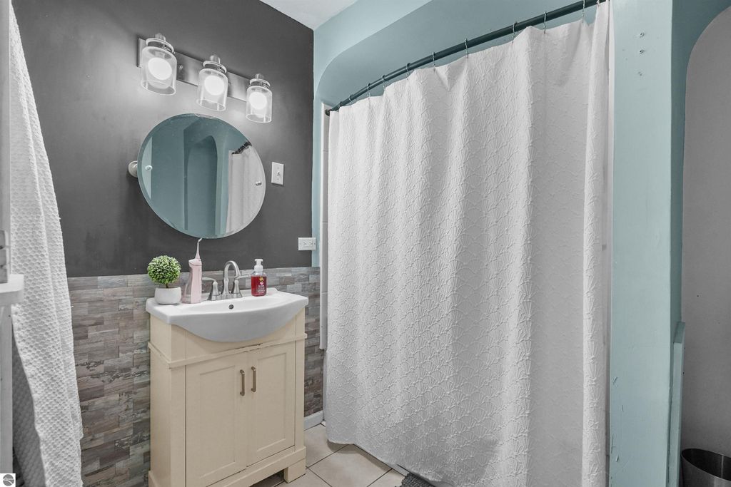 Image 24 of property listing at 907 Chestnut Street, Cadillac, MI 49601