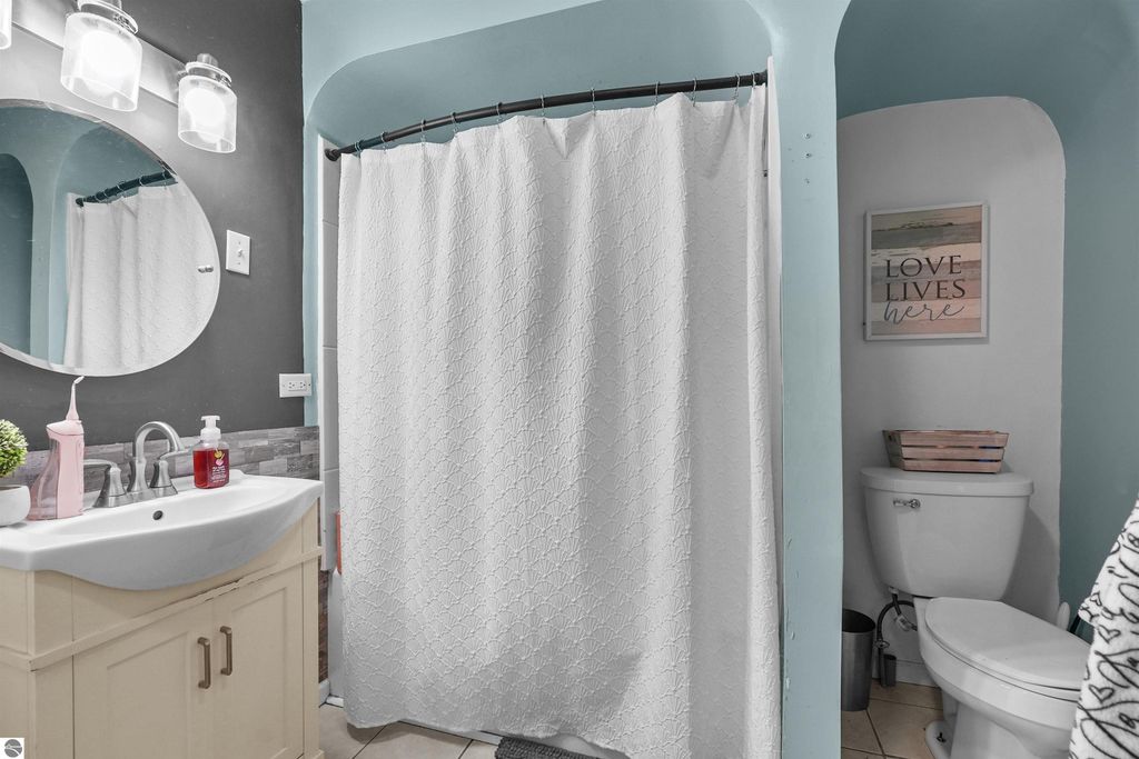 Image 25 of property listing at 907 Chestnut Street, Cadillac, MI 49601