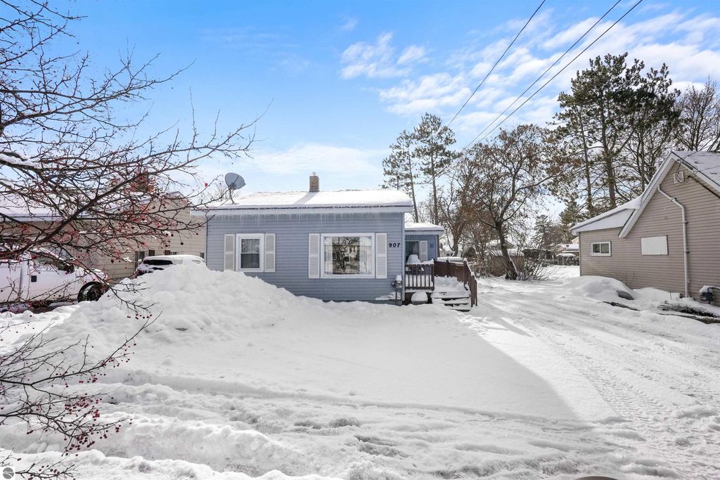 Image 3 of property listing at 907 Chestnut Street, Cadillac, MI 49601
