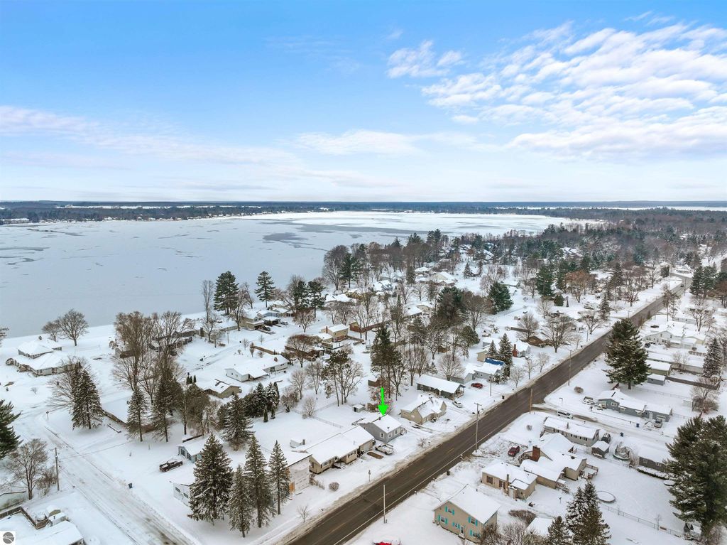 Image 4 of property listing at 907 Chestnut Street, Cadillac, MI 49601