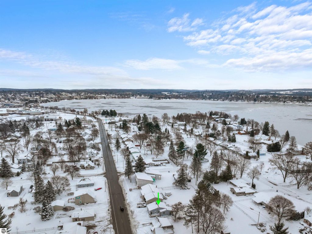 Image 5 of property listing at 907 Chestnut Street, Cadillac, MI 49601