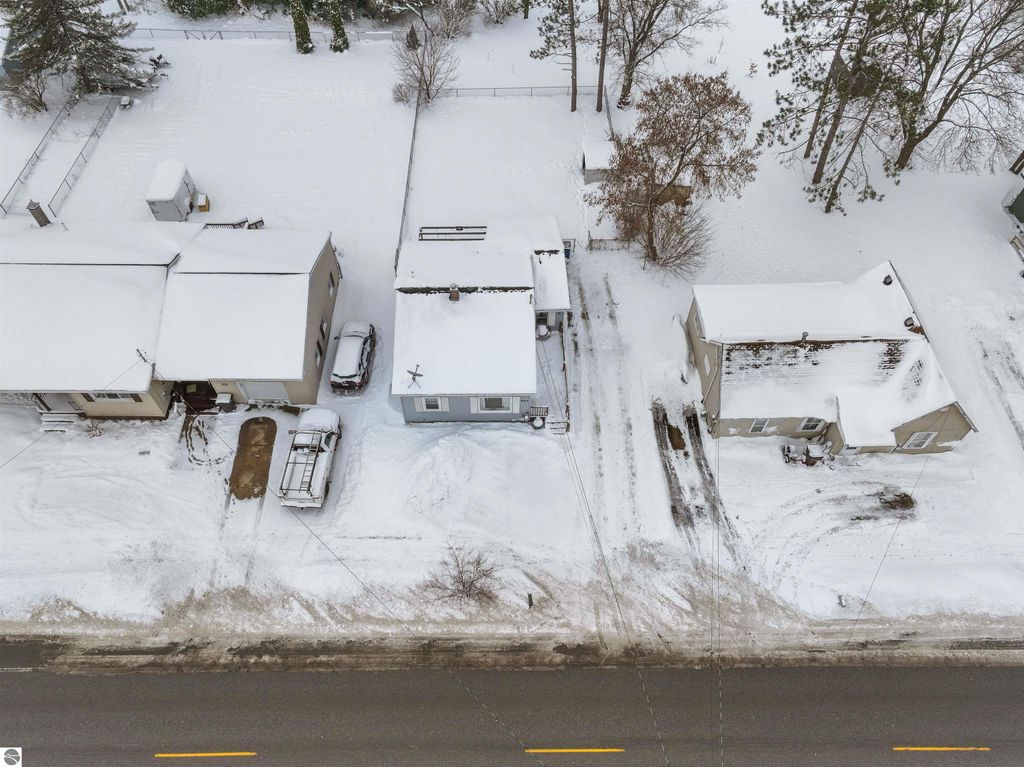 Image 6 of property listing at 907 Chestnut Street, Cadillac, MI 49601