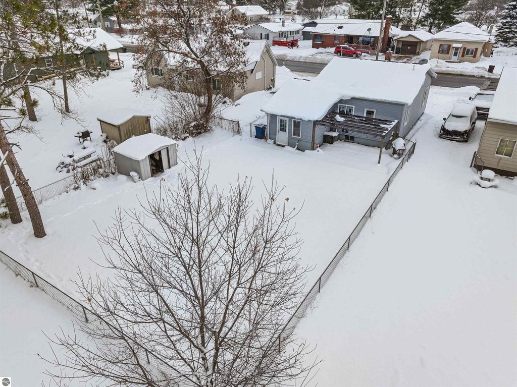 Image 7 of property listing at 907 Chestnut Street, Cadillac, MI 49601