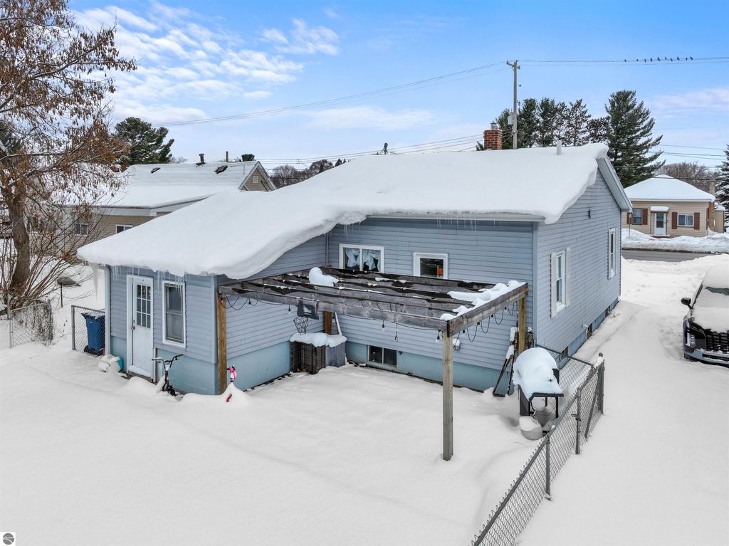 Image 8 of property listing at 907 Chestnut Street, Cadillac, MI 49601