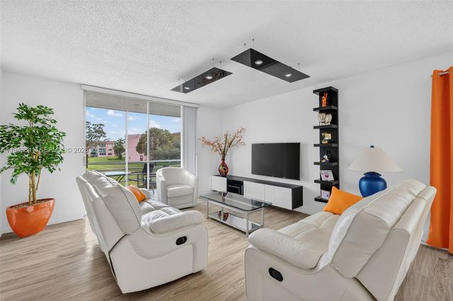 9481 Sunrise Lakes Boulevard 210, Sunrise, FL 33322