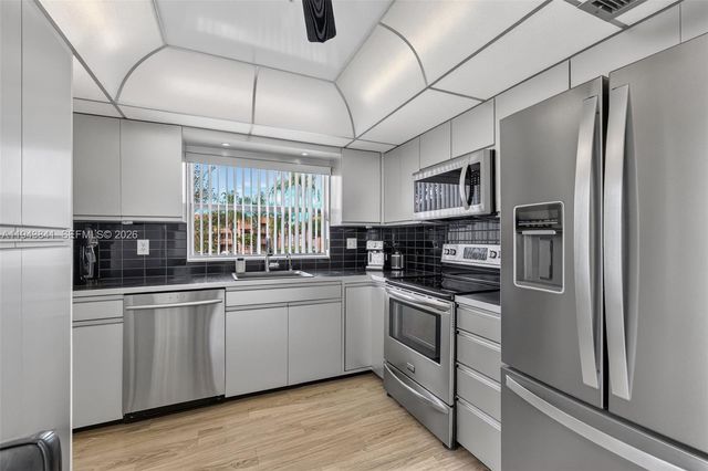 9481 Sunrise Lakes Boulevard 210, Sunrise, FL 33322