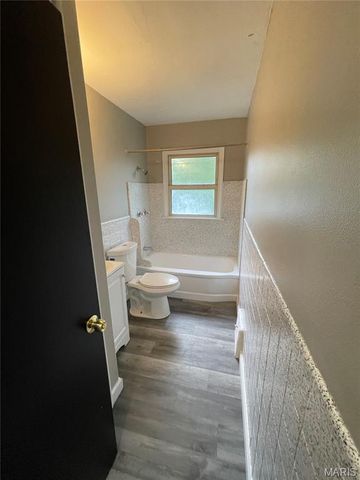 9871 Medford Drive, St Louis, MO 63136