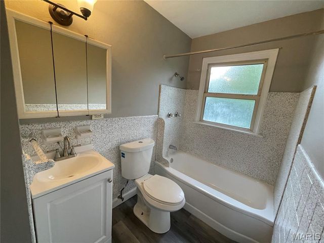 9871 Medford Drive, St Louis, MO 63136