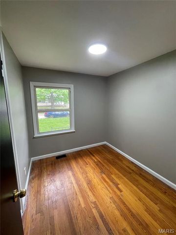 9871 Medford Drive, St Louis, MO 63136