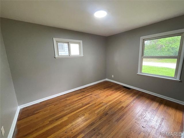 9871 Medford Drive, St Louis, MO 63136