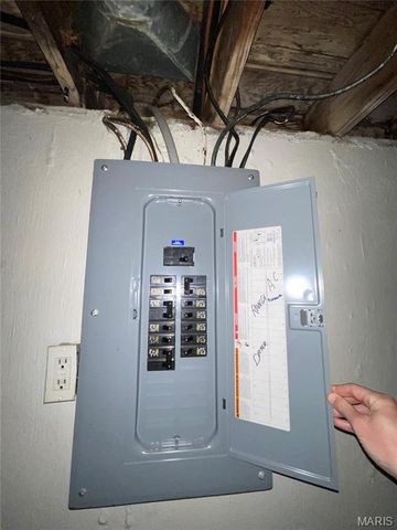 9871 Medford Drive, St Louis, MO 63136