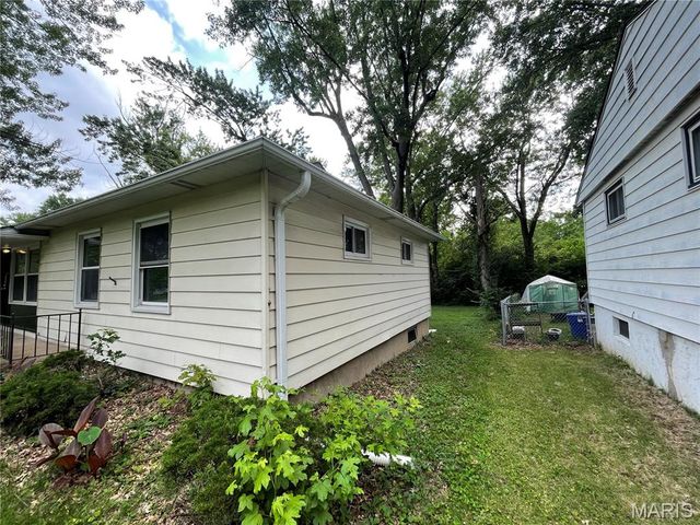 9871 Medford Drive, St Louis, MO 63136