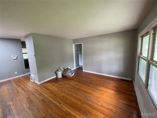 9871 Medford Drive, St Louis, MO 63136