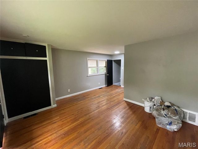 9871 Medford Drive, St Louis, MO 63136