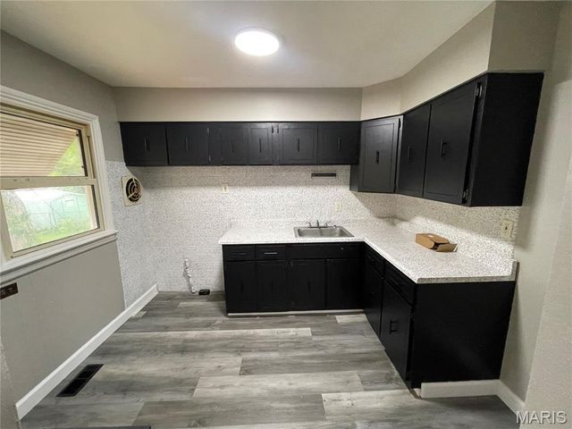 9871 Medford Drive, St Louis, MO 63136