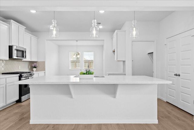 7111 Hillside Avenue, Mont Belvieu, TX 77523