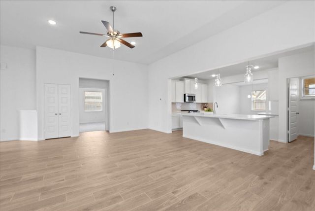 7111 Hillside Avenue, Mont Belvieu, TX 77523