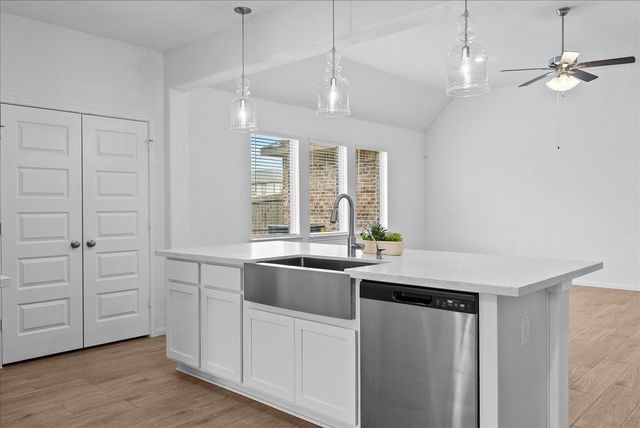 7111 Hillside Avenue, Mont Belvieu, TX 77523