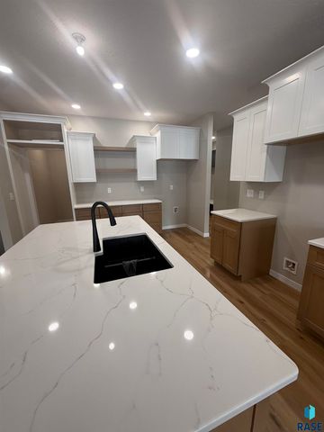 2109 S Red Oak Ave Avenue, Sioux Falls, SD 57110