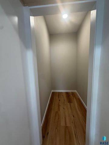 2109 S Red Oak Ave Avenue, Sioux Falls, SD 57110